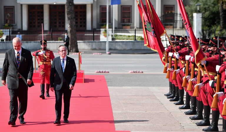 Kryeministri Hoti falenderon Edi Ramën për pritjen vëllazërore