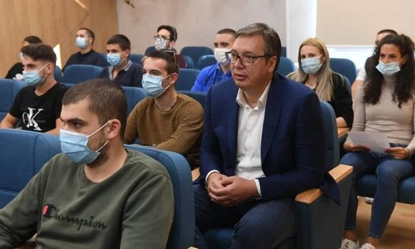 Vuçiq i rikthehet studimeve, ja çka dëshiron të bëhet kur të rritet