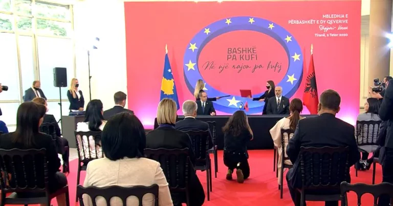 Nënshkruhen marrëveshjet mes Kosovës dhe Shqipërisë