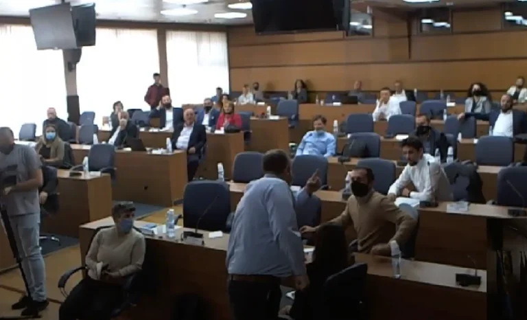 Nuk përmbahet Shpend Ahmeti: Përplaset ashpër me aktivistin e VV-së, çohet në këmbë e i afrohet