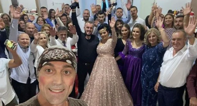 Aktori kosovar argëton dasmorët: Ministër na fal, por për idare e kemi