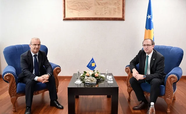 Zv/ministri i Financave: Ndihma e qeverisë nuk do t’i ndahet punëtorëve, por ndërmarrjes
