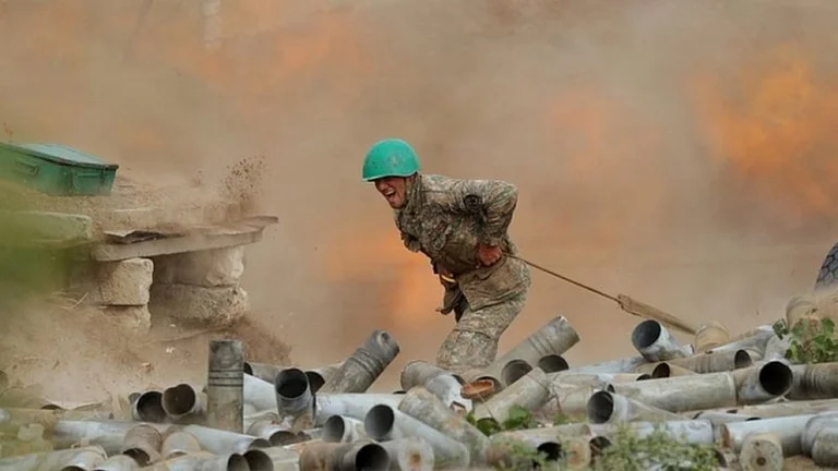 Azerbaixhani dhe Armenia shpërfillin thirrjet për armë-pushim, vazhdojnë luftimet e ashpra