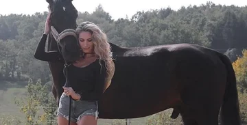 Ledine Chelio montre des pieds sexy en pantalon court