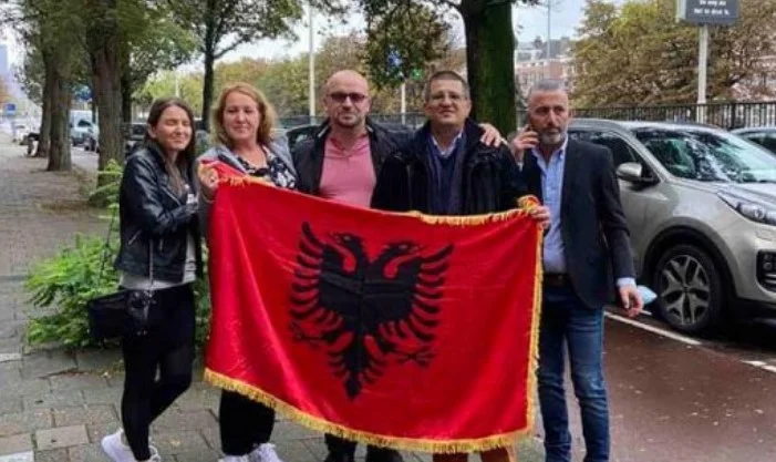 Familja e Hysni Gucatit presin nisjen e seancës me flamur kuq e zi para Gjykatës në Hagë