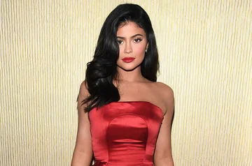 Kyle Jenner sort de ton souffle quand il saute dans un bikini.