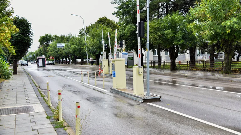Rikthehen pagesat për hyrjet dhe daljet në oborrin e QKUK-së