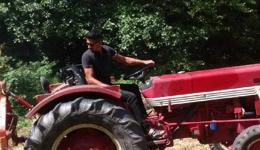 C'est l'enfant de 30 ans qui est mort aujourd'hui après l'incident du tracteur.