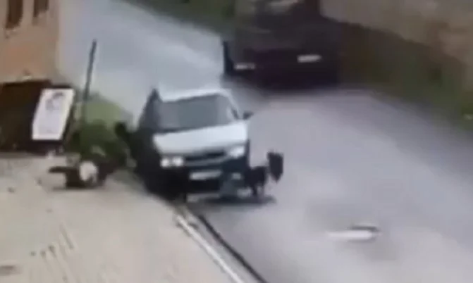 Shocking view when car hits three pedestrians in Prizren