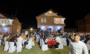 Le chanteur du Kosovo : Nous avons les gens de 5 000 à 7 000 euros au mariage, Dieu nous punit.