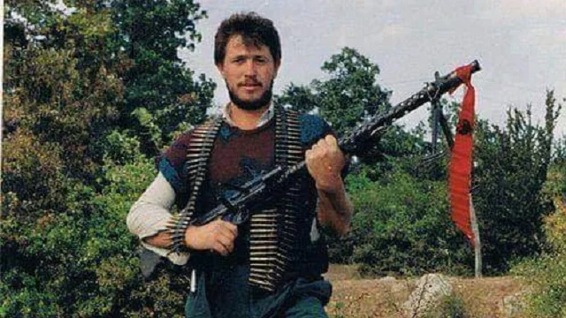 Als wir geküstet waren, nahm dieser Gott 100 Groß an den Dagger in Pristina, mit einem Gewehr in Drenice”