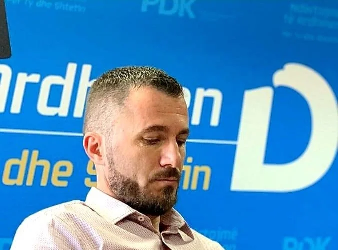 Gashi i PDK-së: Maniaku Sveçla me ndërhyrjen në Dhomën e Përgjimeve, po tenton t’i kontrollojë qytetarët