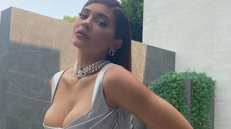 Kyle Jenner pointe vers la forme sexuelle du corps habillé dans la robe super-ferme.