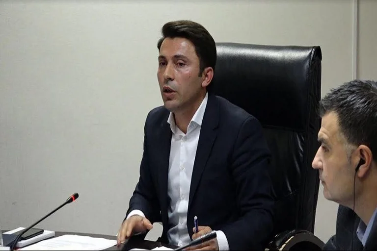 Il membro VV con l'enorme stipendio chiede il governo di Washington per le fatture