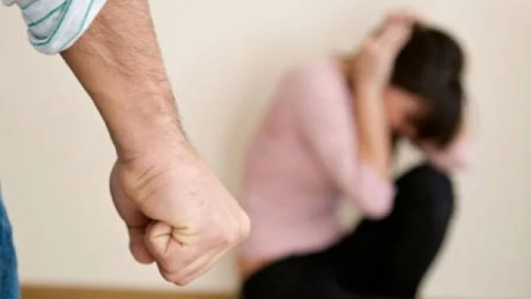 Pejë: Vjehrri e dhunonte seksualisht, burri e rrahte 20 vjeçaren, Prokuroria merr masat