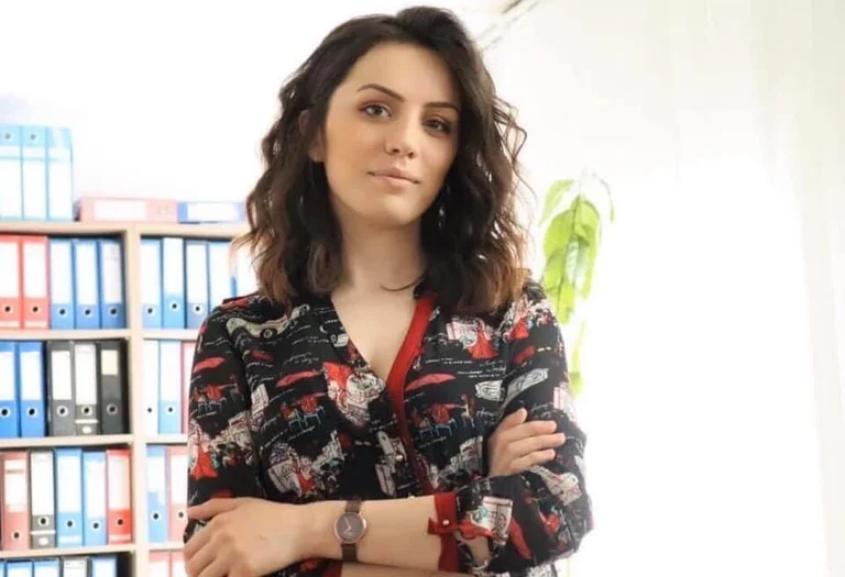 Avd: Volda que contribuye a la lección para que las mujeres aparezcan un objeto sexual, ahora me preocupa la chica que aún no les ha dado a luz.