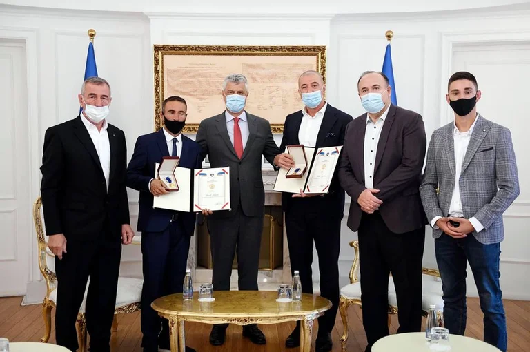 Thaci decora Hamit, Halim Ngucatin con Kosovo Hero Ordine