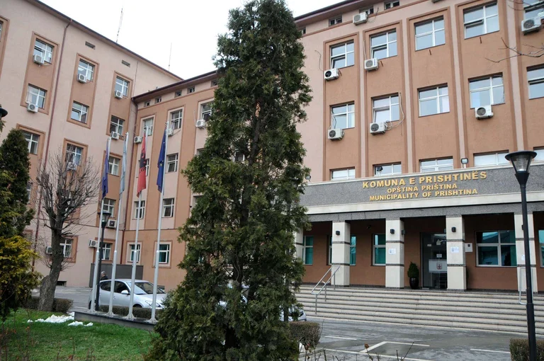 U zu me 12 mijë euro ryshfet: Ky është inspektori i Prishtinës që u prangos nga Policia