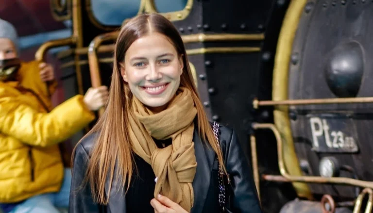 La nuova ragazza di Brad Pitt sembra una delle donne più belle del mondo (Foto)