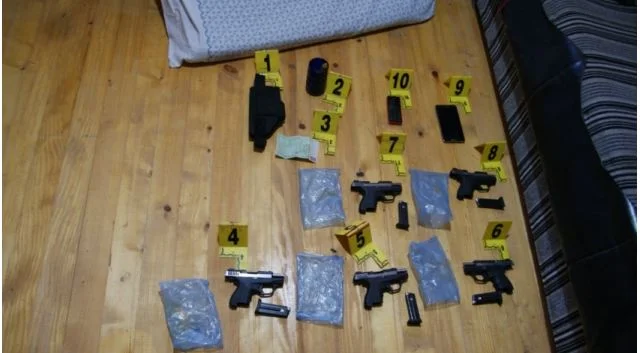 Polizei in Pec, 11 Menschen werden verhaftet, Waffen, Munition und Geld beschlagnahmt.