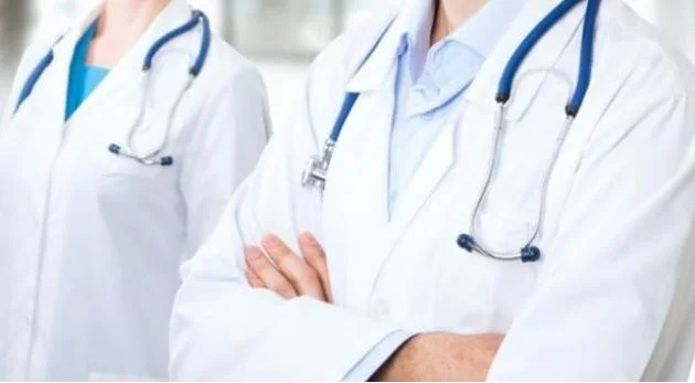 Punoi si mjek për shumë vite pa përfunduar as klasën e pestë: Zbulohet i riu që bëri kërdinë në 16 spitale private