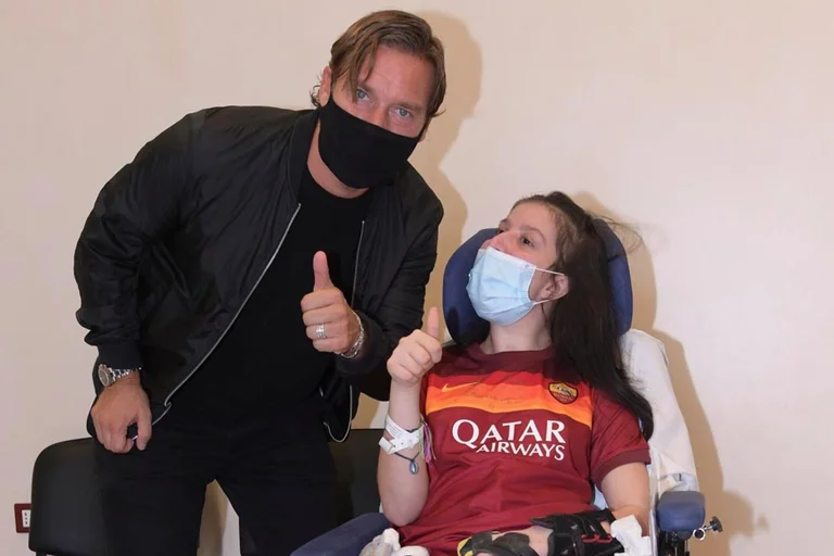 Dopo nove mesi in coma, il calciatore si svegliò dopo aver ascoltato la voce della leggenda romana di Totti.