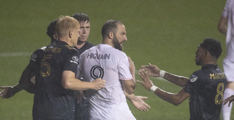 MLS sospensione di Higuiin: La pena persa, confrontata con gli avversari dopo averli celebrati in faccia