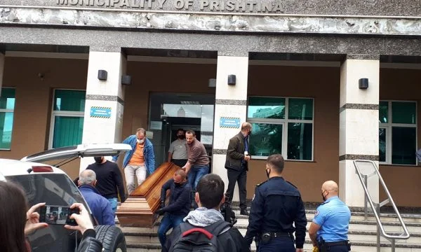 Ansicht: Körper entfernt von Person, die in Pristina Gemeinde Objekt starb