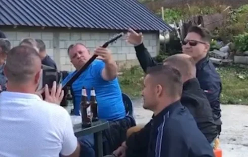 “Dove il mio cuore fa male là va mano Nasim Haradinaj video che canta in Kosovo con matrimonio