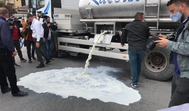 Bloqué par “Cercle de Dragodan”, les agriculteurs versent du lait dans la rue