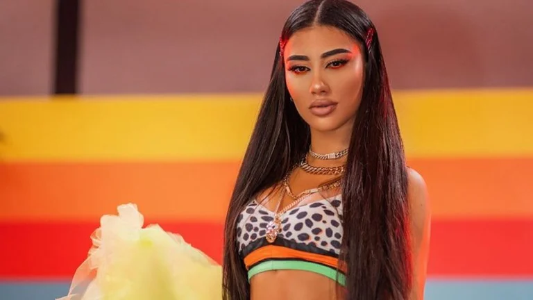 Melinda Ademi publie des photos qui semblent naturelles