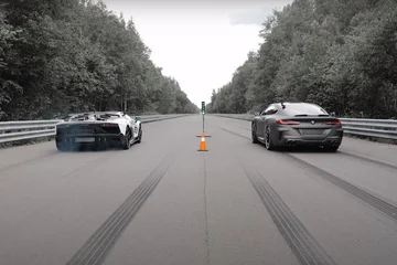 Carreras de velocidad entre BMW M8 y Lamborghini Avenue SVJ
