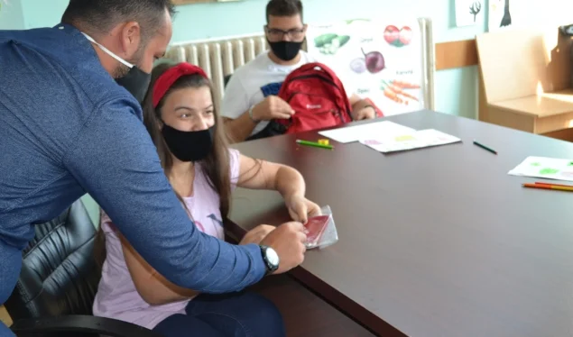 Handikos delivers 405 message masks against violence against disabled children