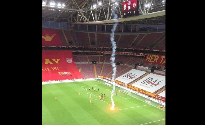 Ningún fan en la tribuna, derbe Galatasaray-Fenerbahce se interrumpe debido a la bengala en el campo