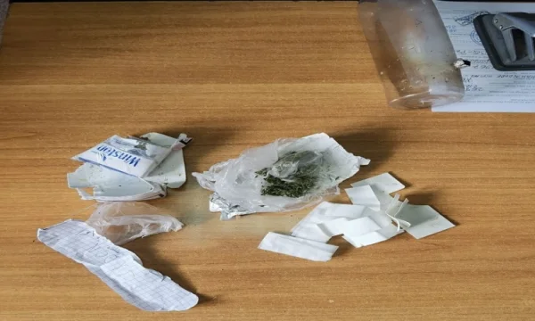 Drogue au sommet du centre de Para-burg de Prizren