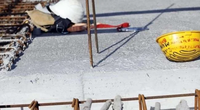 Während der Arbeit wird ein Arbeiter in Suhareka verletzt