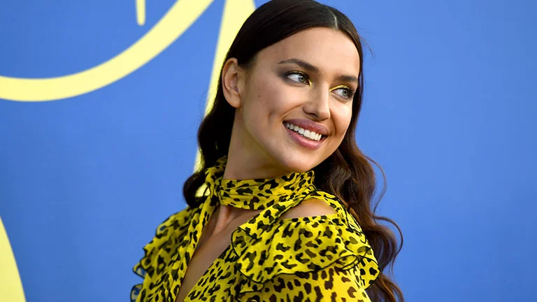Irina sembra irresistibile come lei è fotografata metà nuda