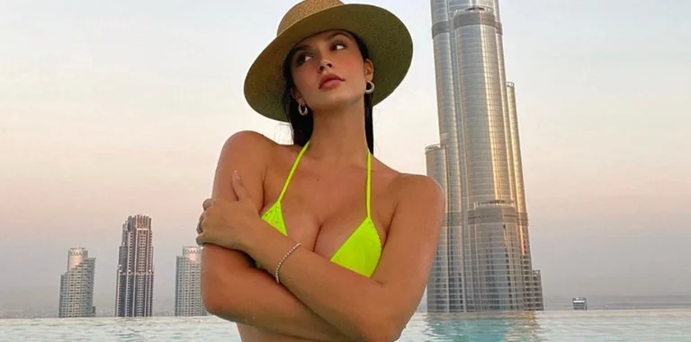 Oriola met en évidence l'image du corps en photos de vacances à Dubaï