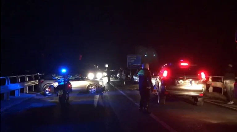 L'auto lascia la strada a Erseka, autista ferito con tre passeggeri