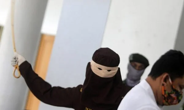 Përdhunoi një fëmijë, pedofilit i bie të fikët gjatë ndëshkimit me kamxhik