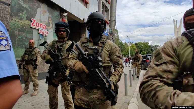 Corte speciale arresta la sicurezza delle ceppi in Kosovo