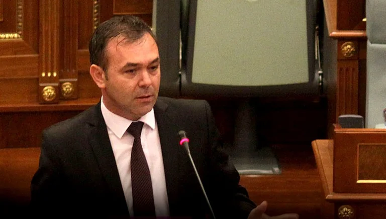 Rexhep Selimi me ton të ngritur e me urrejtje sulmon edhe ish partinë e tij, AAK-në