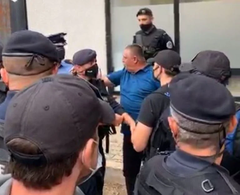 Il momento in cui Nasim Haradinaj affronta la polizia EULEX: Non toccarmi, non ti conosco.