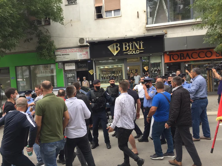 Dopo l'arresto di Gucati, i veterani bloccano la strada e cacciano membri EULEX con bottiglie