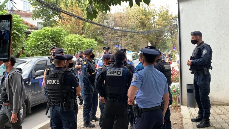 Nasim Haradinaj lehnt spezielle Ermittler ab, betritt Kosovo Polizei Auto