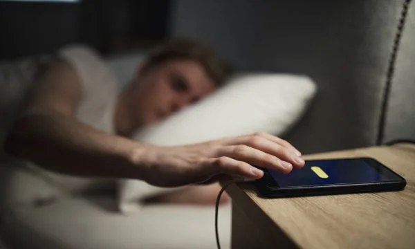 Los peligros de dormir con un teléfono más cercano