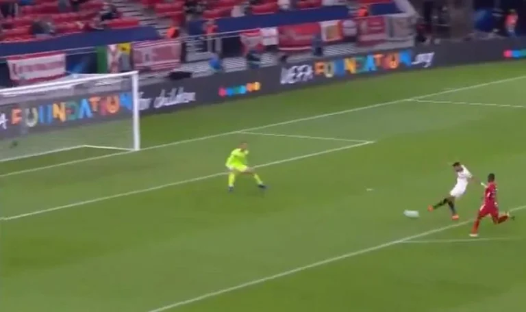 This host of Manuel Neuer three minutes before the end of the Supercup match is just class