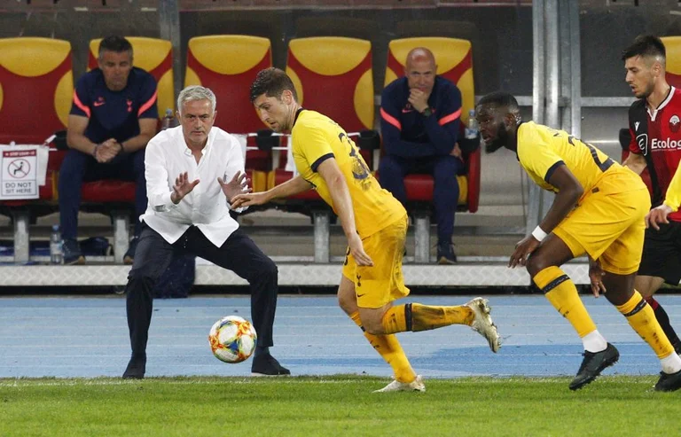 Jose Mourinho finds out something strange that happened before the Shkkiniya match: The gates were six inches [5 cm] smaller