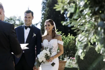 Warum nehmen Frauen auch im Zeitalter des Feminismus weiterhin die Namen der Männer, wenn sie heiraten?