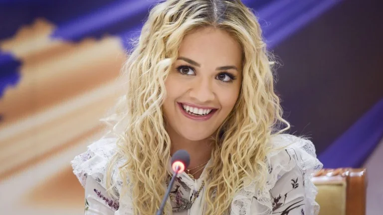 Rita Ora kalon mbrëmjen jashtë me shoqëri, merr vëmendje me veshjen